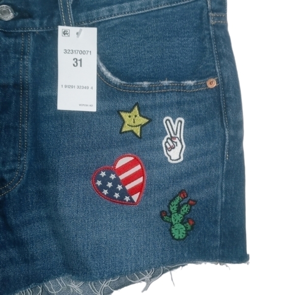 NWT Levi's Patchwork Cut- Off Shorts - Picture 6 of 6
